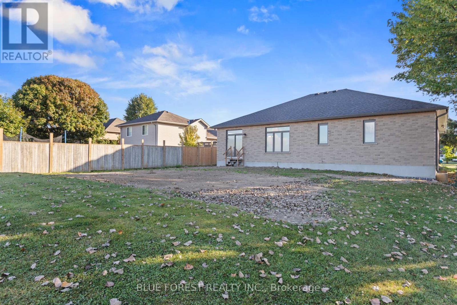 218 Snyders Avenue, Central Elgin, Ontario  N0L 1B0 - Photo 39 - X12440623