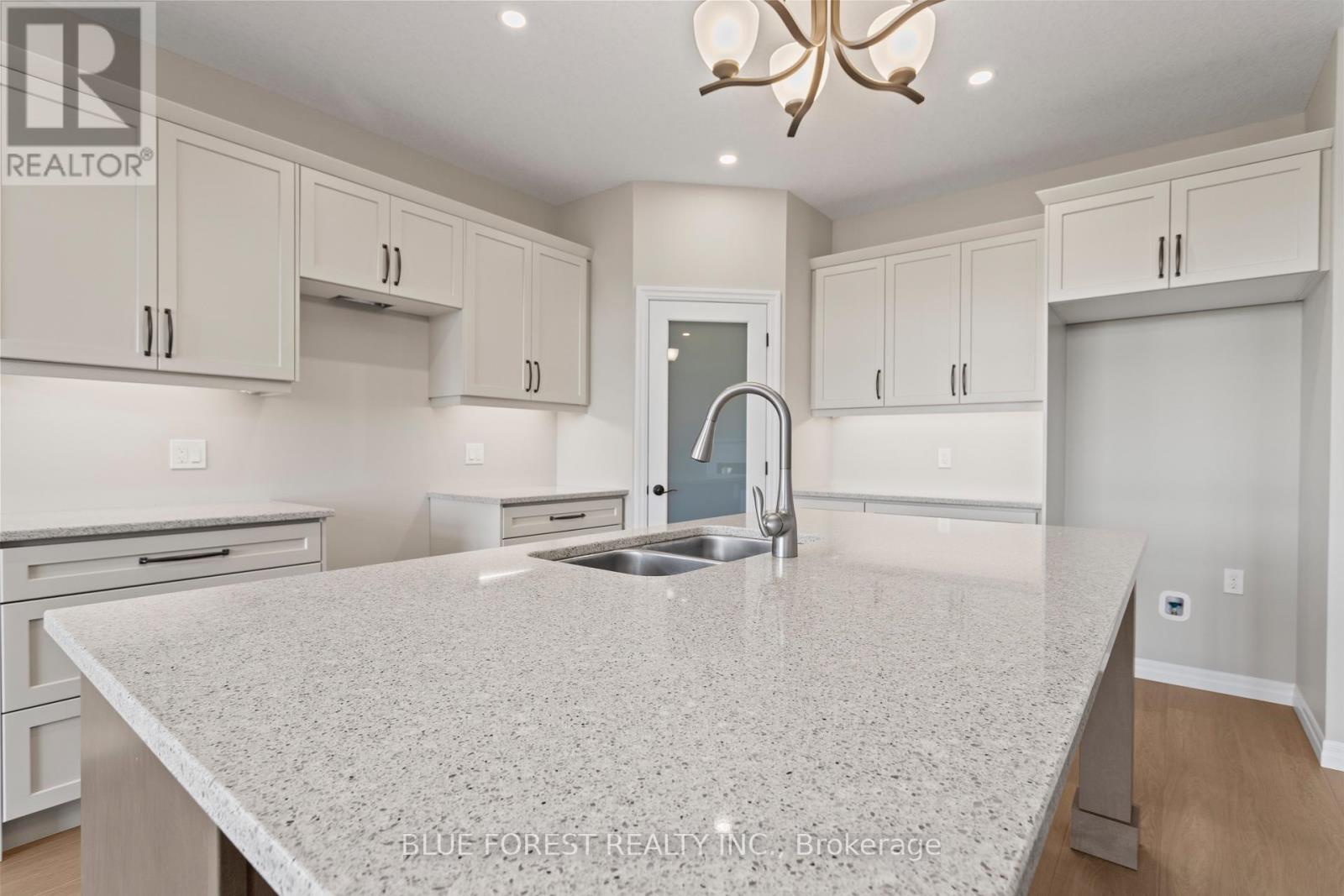 218 Snyders Avenue, Central Elgin, Ontario  N0L 1B0 - Photo 6 - X12440623