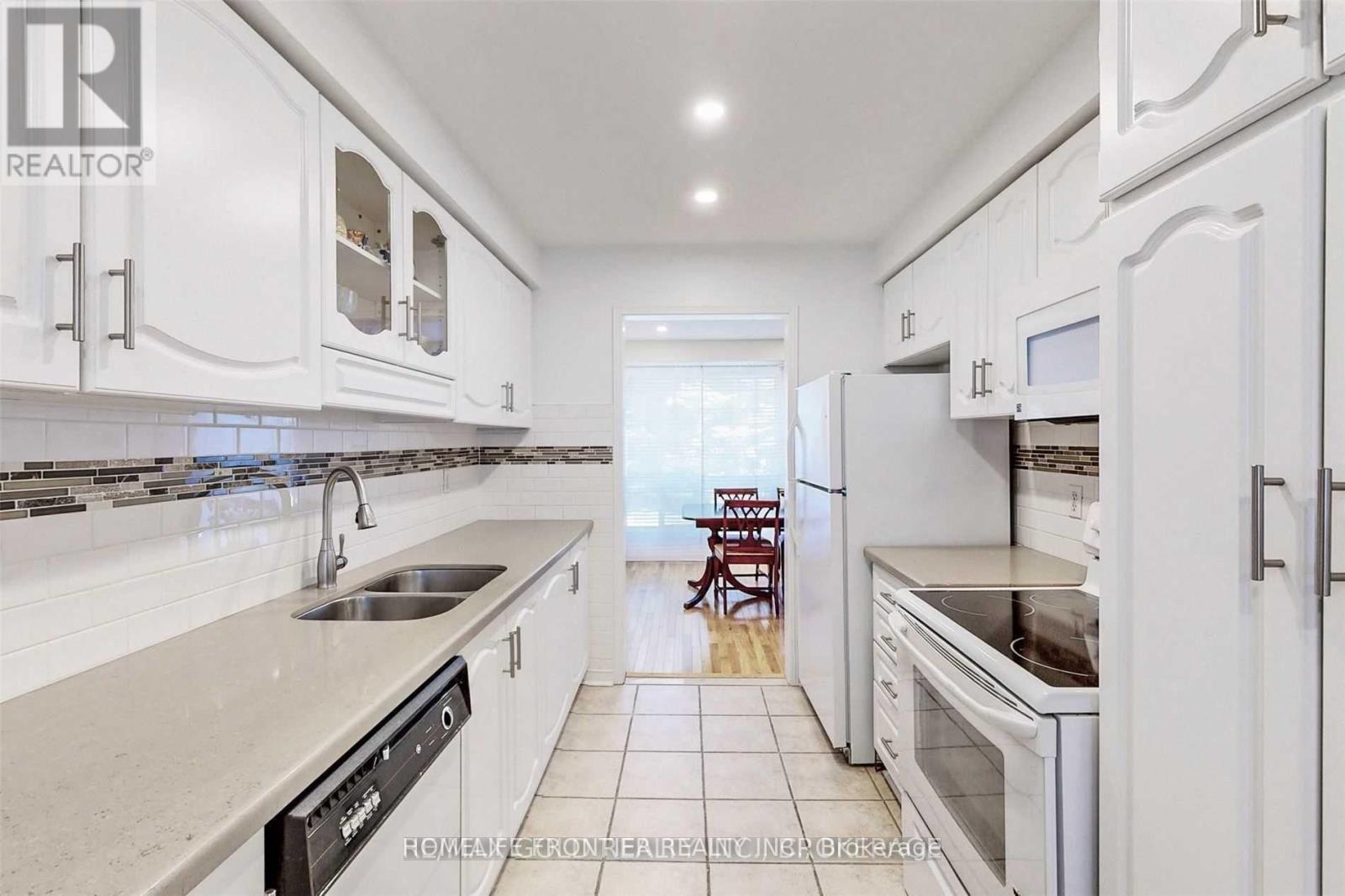18 - 9 Lancewood Crescent, Brampton, Ontario  L6S 5Y6 - Photo 3 - W12449903