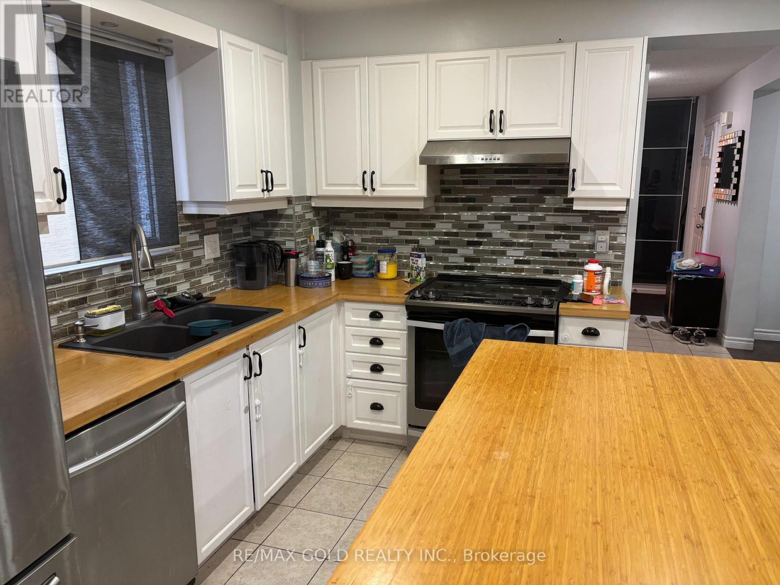 16 Wildercroft Avenue, Brampton, Ontario  L6V 4E6 - Photo 4 - W12449906
