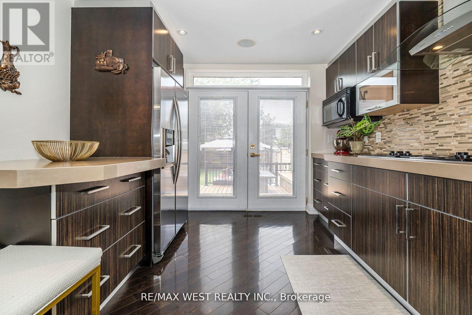 111 Hay Avenue, Toronto, Ontario  M8Z 1G3 - Photo 15 - W12450005