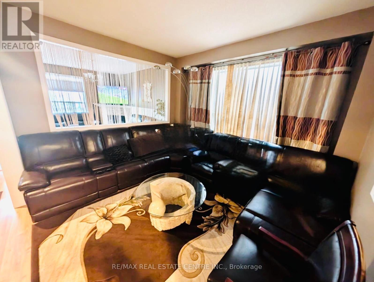 169 Cooke Crescent, Milton, Ontario  L9T 6E5 - Photo 4 - W12450025