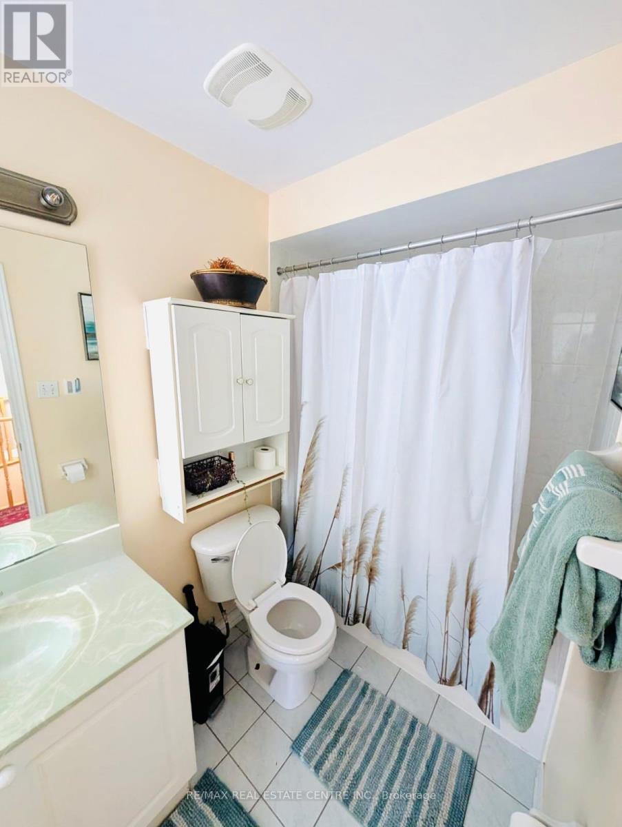 169 Cooke Crescent, Milton, Ontario  L9T 6E5 - Photo 6 - W12450025