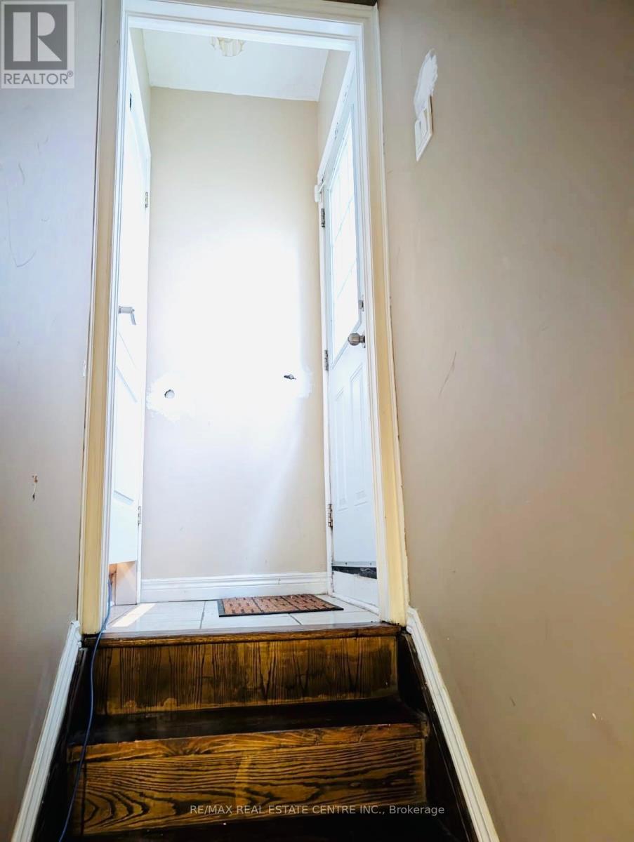 169 Cooke Crescent, Milton, Ontario  L9T 6E5 - Photo 7 - W12450025