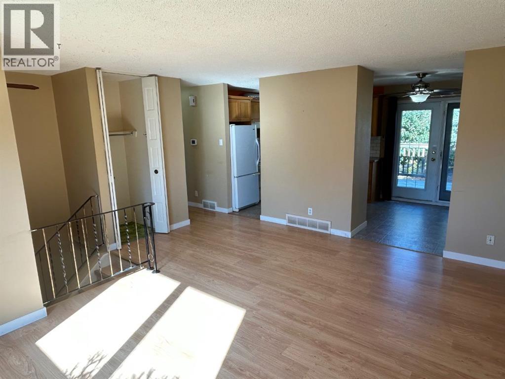 114 Eagle Road N, Lethbridge, Alberta  T1H 4S6 - Photo 3 - A2259276