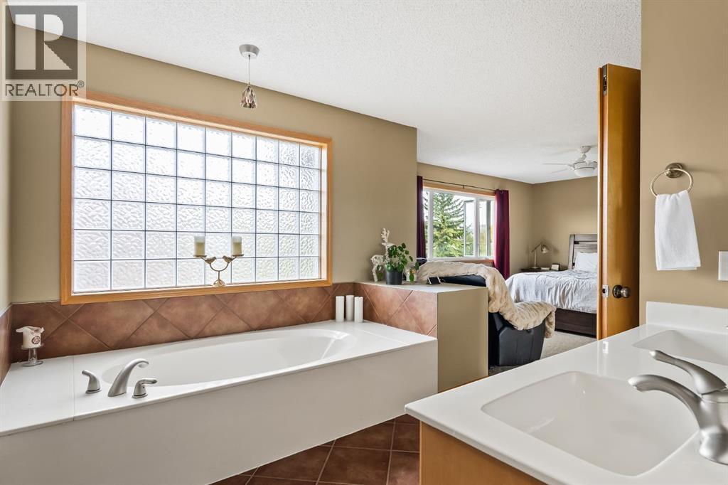 120 Simcoe Close Sw, Calgary, Alberta  T3H 4N3 - Photo 20 - A2262709