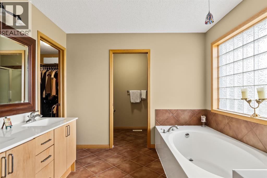 120 Simcoe Close Sw, Calgary, Alberta  T3H 4N3 - Photo 22 - A2262709