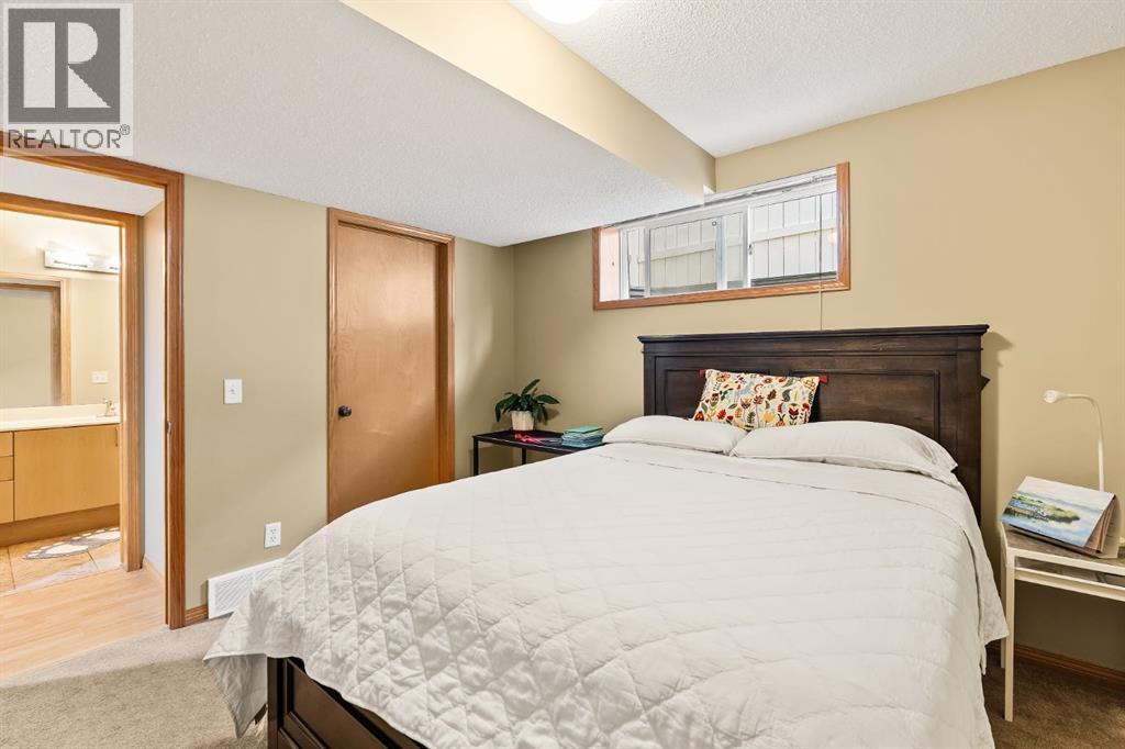 120 Simcoe Close Sw, Calgary, Alberta  T3H 4N3 - Photo 33 - A2262709