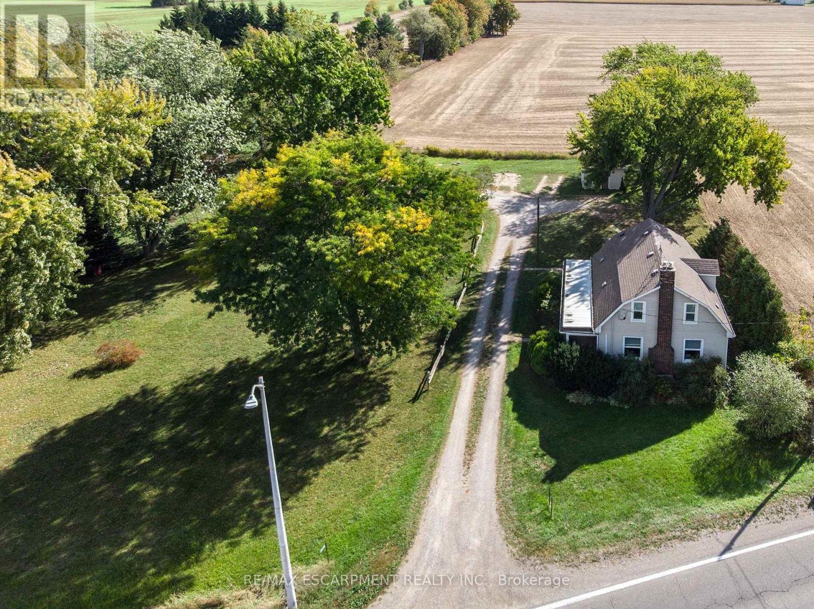 2546 WILSON STREET, Hamilton, Ontario