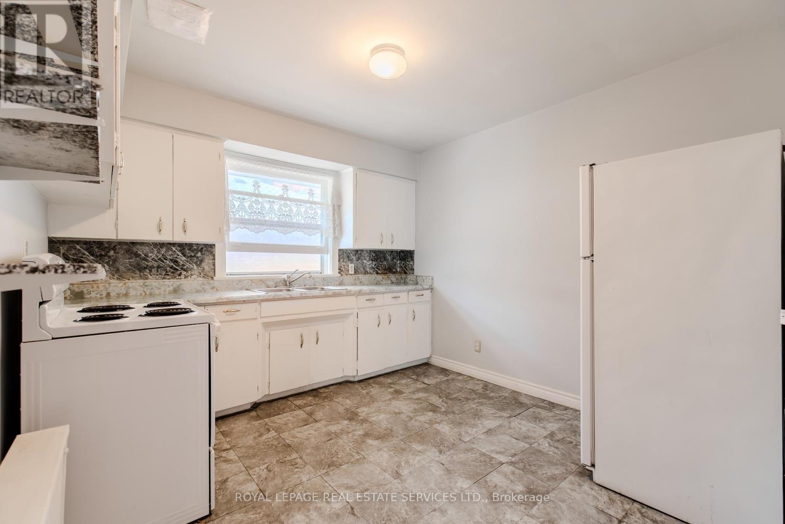 20 Park Boulevard, Toronto, Ontario  M8W 1G7 - Photo 13 - W12448691