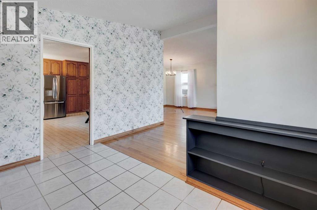 436 Queensland Circle Se, Calgary, Alberta  T2J 4P8 - Photo 2 - A2262296