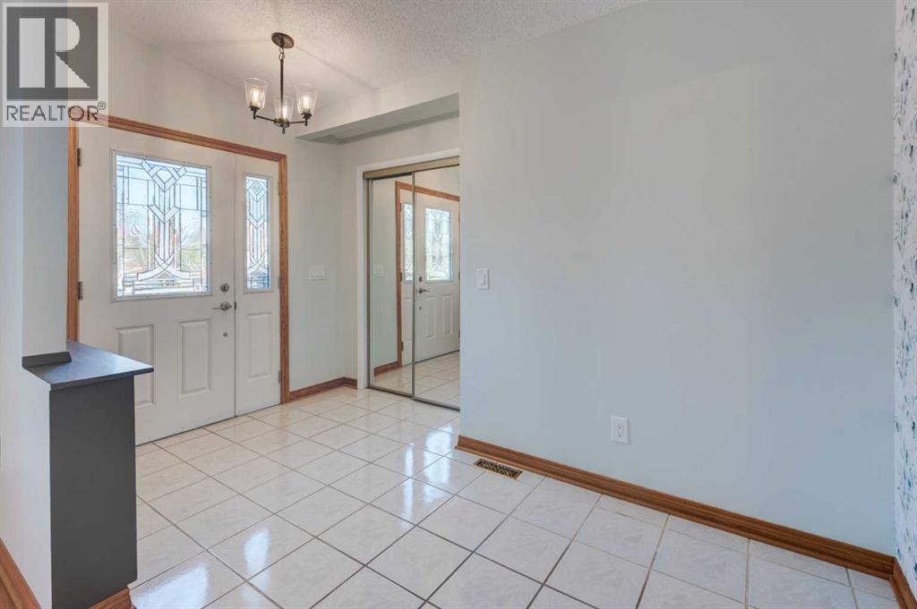 436 Queensland Circle Se, Calgary, Alberta  T2J 4P8 - Photo 3 - A2262296