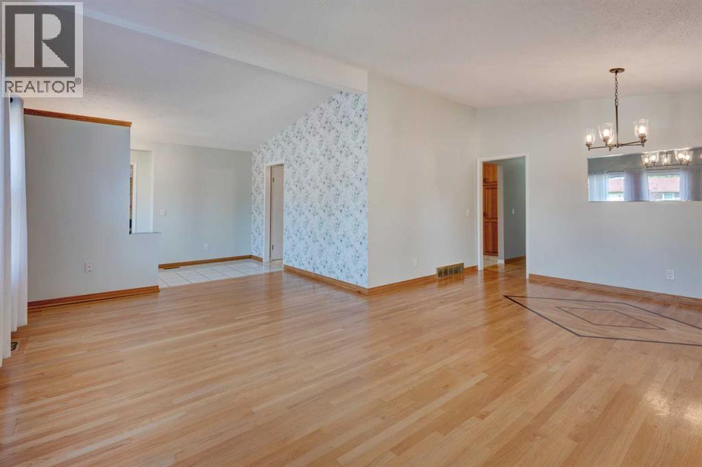 436 Queensland Circle Se, Calgary, Alberta  T2J 4P8 - Photo 5 - A2262296