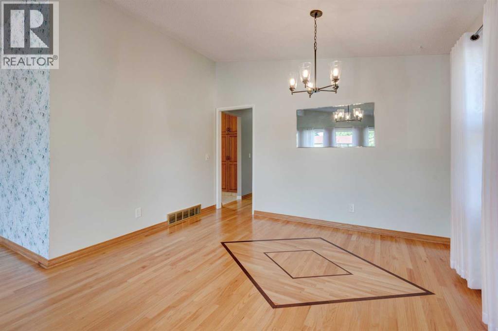 436 Queensland Circle Se, Calgary, Alberta  T2J 4P8 - Photo 8 - A2262296
