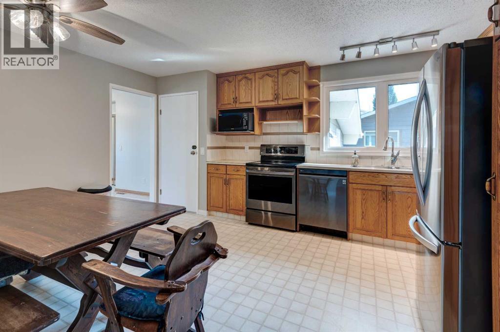 436 Queensland Circle Se, Calgary, Alberta  T2J 4P8 - Photo 9 - A2262296