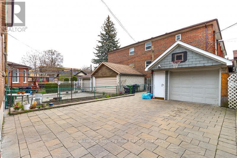 27 Sylvan Avenue, Toronto, Ontario  M6H 1G2 - Photo 12 - C12450197
