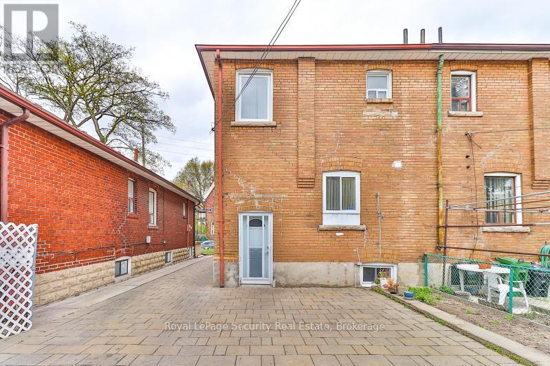 27 Sylvan Avenue, Toronto, Ontario  M6H 1G2 - Photo 13 - C12450197