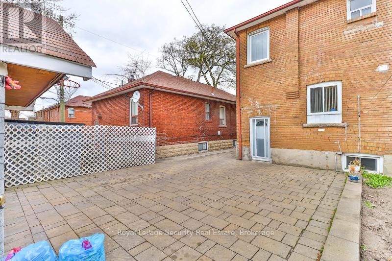 27 Sylvan Avenue, Toronto, Ontario  M6H 1G2 - Photo 14 - C12450197