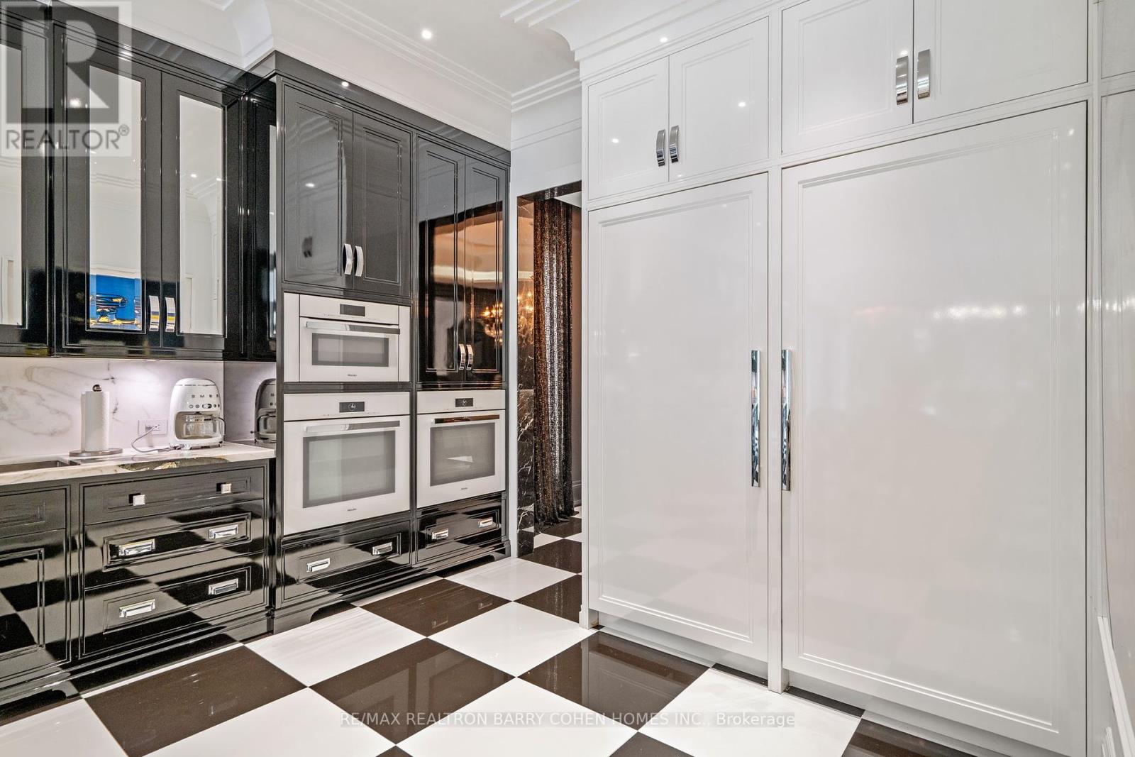 327 Cortleigh Boulevard, Toronto (Bedford Park-Nortown), Ontario  M5N 1R2 - Photo 8 - C12450201