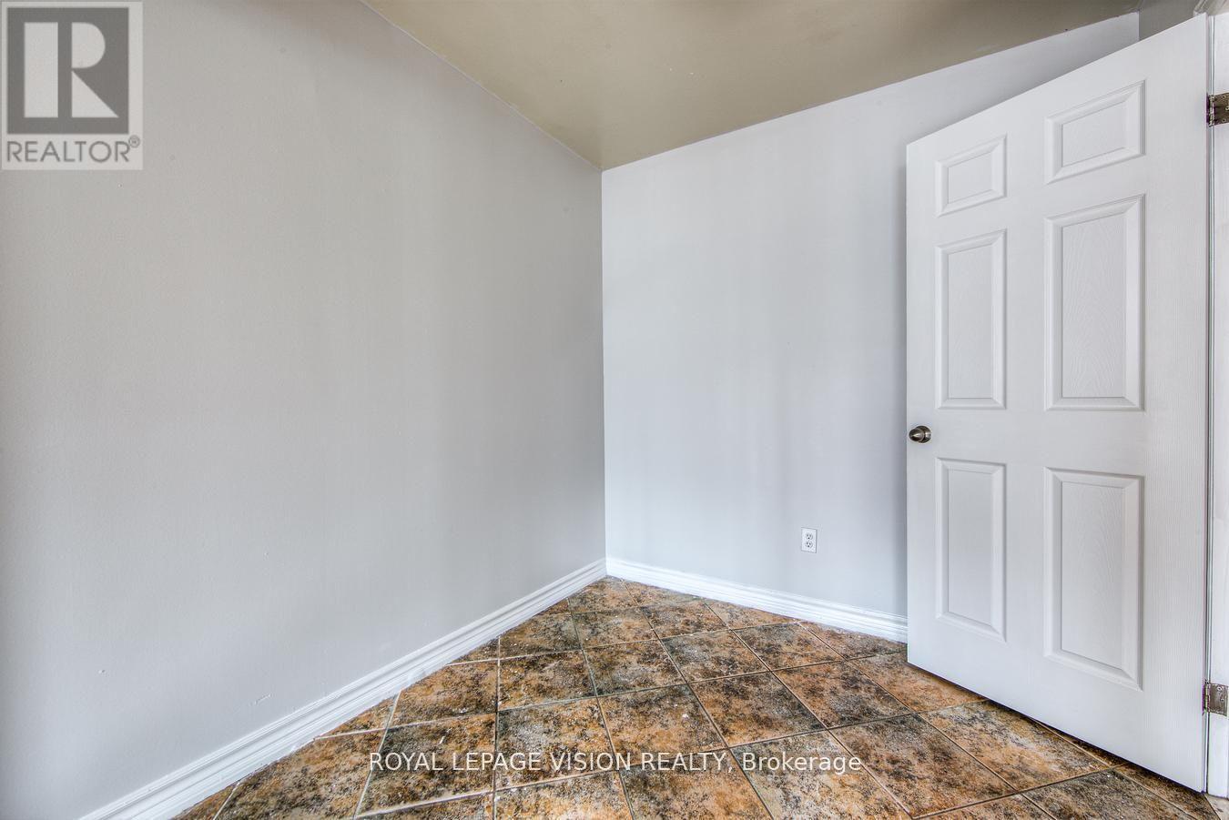 216 - 633 Bay Street, Toronto, Ontario  M5G 2G4 - Photo 10 - C12450205