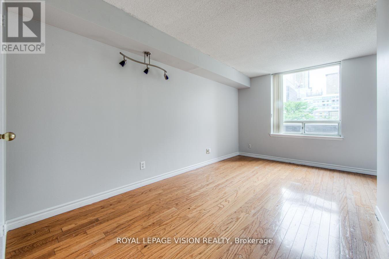 216 - 633 Bay Street, Toronto, Ontario  M5G 2G4 - Photo 22 - C12450205
