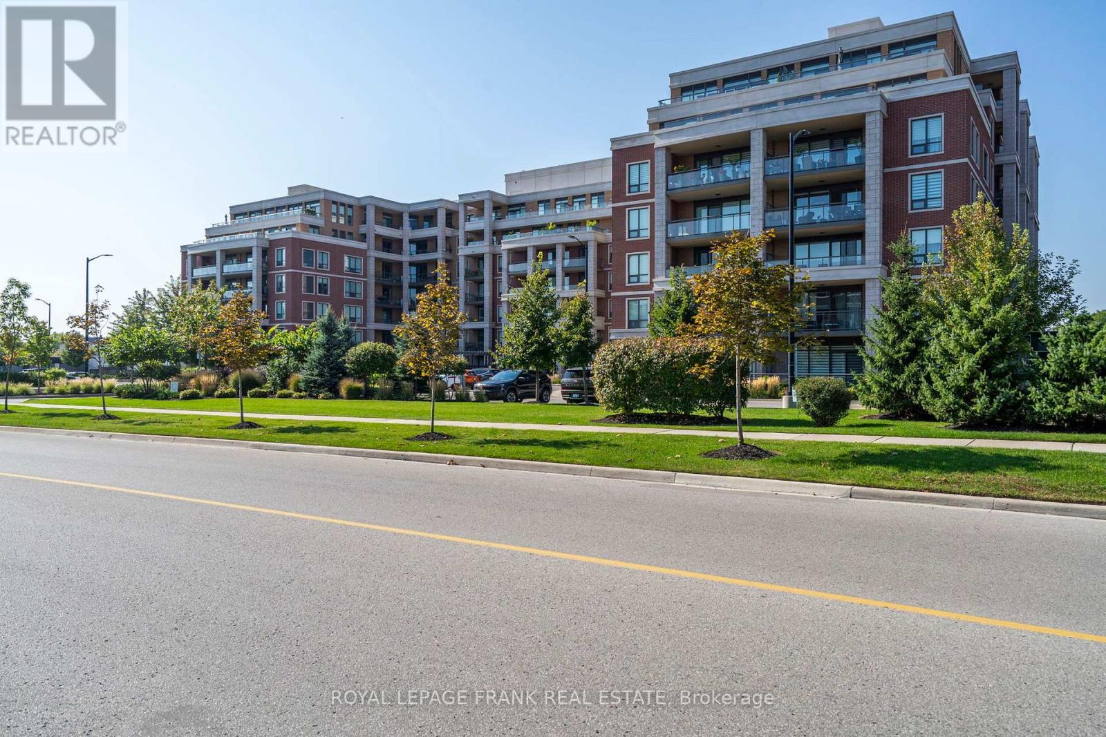 712 - 25 Baker Hill Boulevard, Whitchurch-Stouffville, Ontario  L4A 4R5 - Photo 2 - N12450268