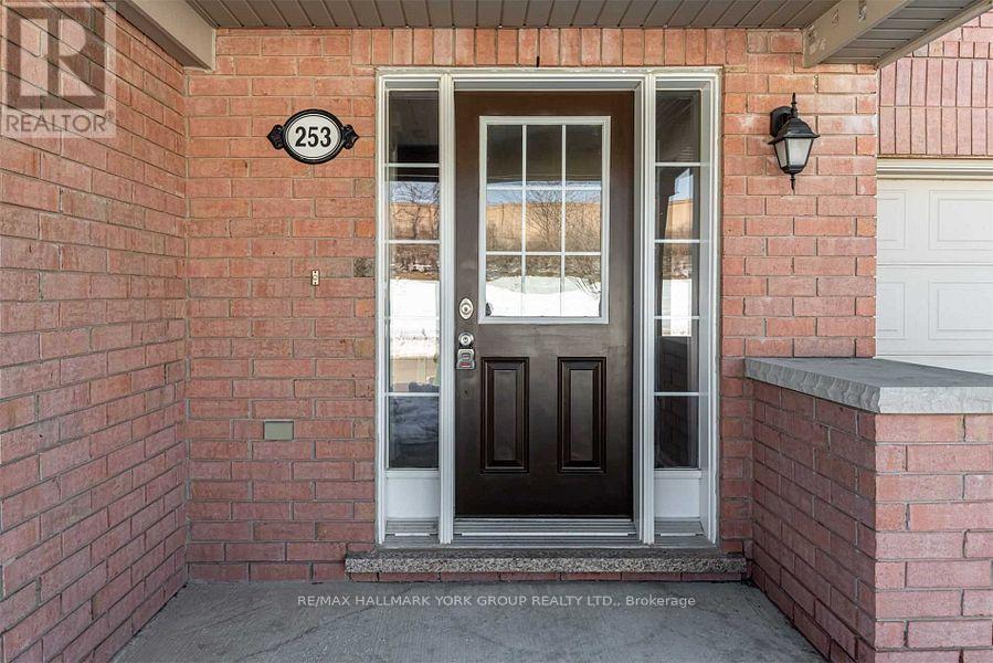 253 Prosser Circle, Milton, Ontario  L9T 0P8 - Photo 4 - W12450193