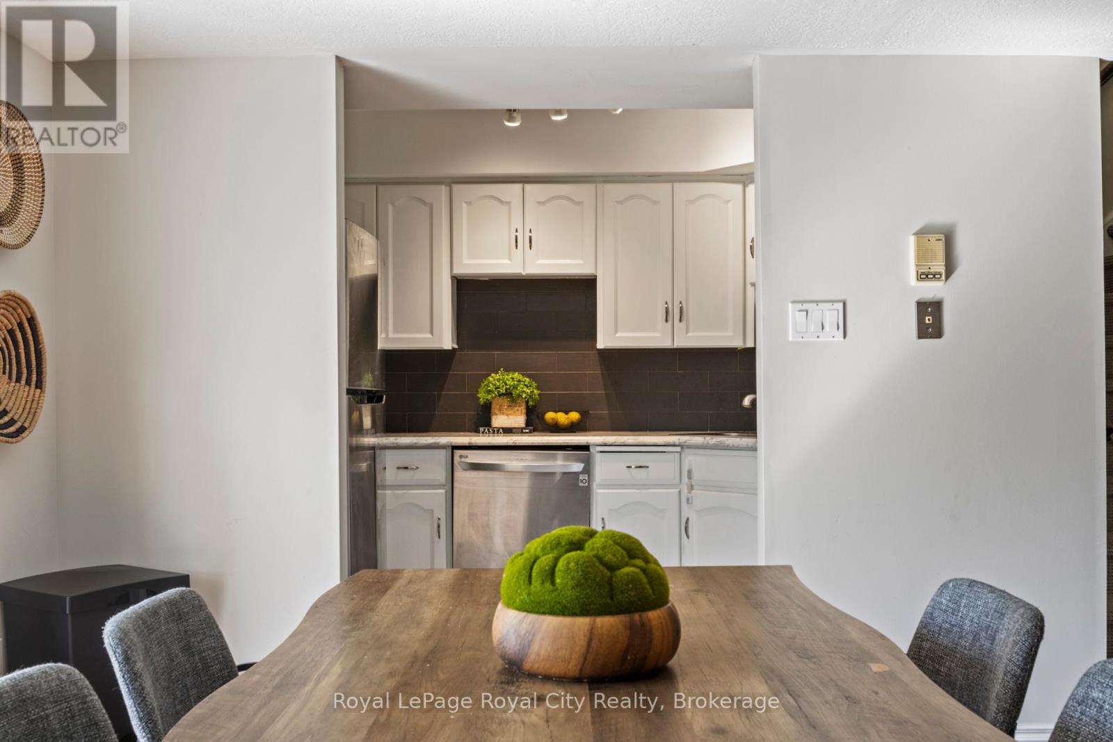 209 - 360 Waterloo Avenue, Guelph, Ontario  N1H 7Y3 - Photo 6 - X12450250