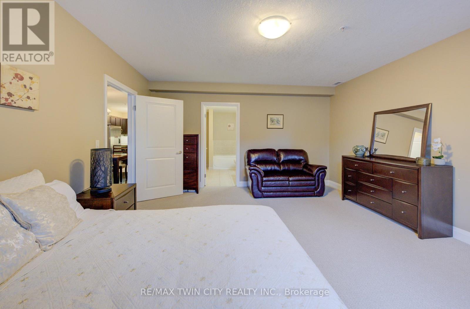 105 - 165 Duke Street E, Kitchener, Ontario  N2H 6T8 - Photo 7 - X12450132