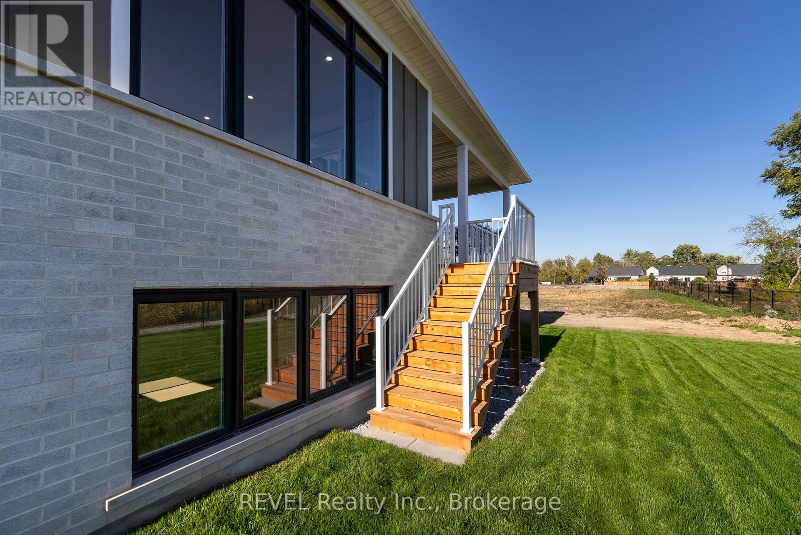 537 Mississauga Avenue, Fort Erie (Lakeshore), Ontario  L2A 1C2 - Photo 39 - X12450278