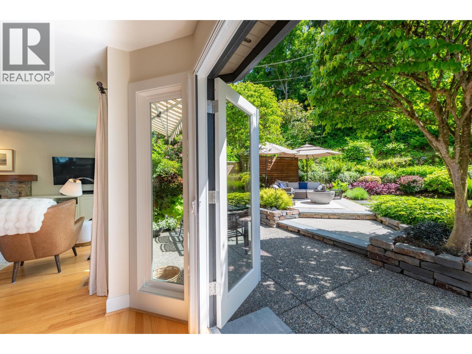 997 Canyon Boulevard, North Vancouver, British Columbia  V7R 2K2 - Photo 3 - R3056261