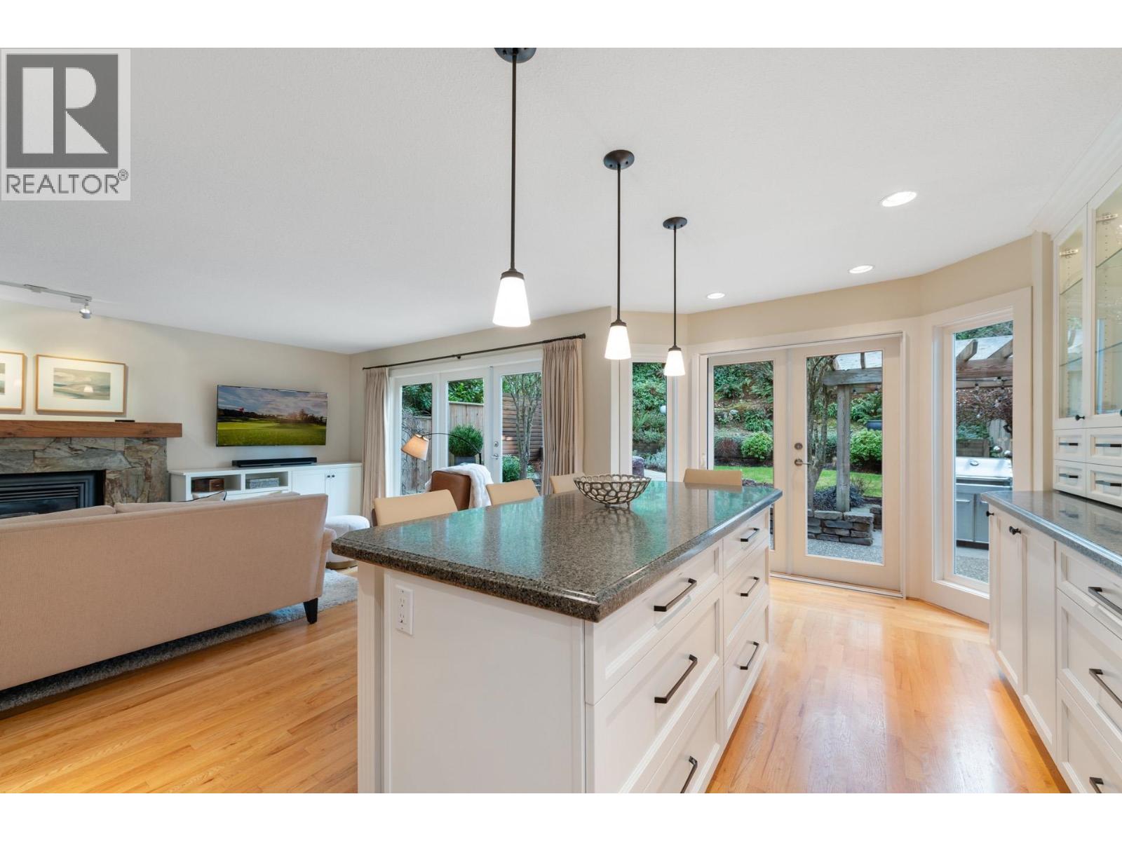 997 Canyon Boulevard, North Vancouver, British Columbia  V7R 2K2 - Photo 9 - R3056261