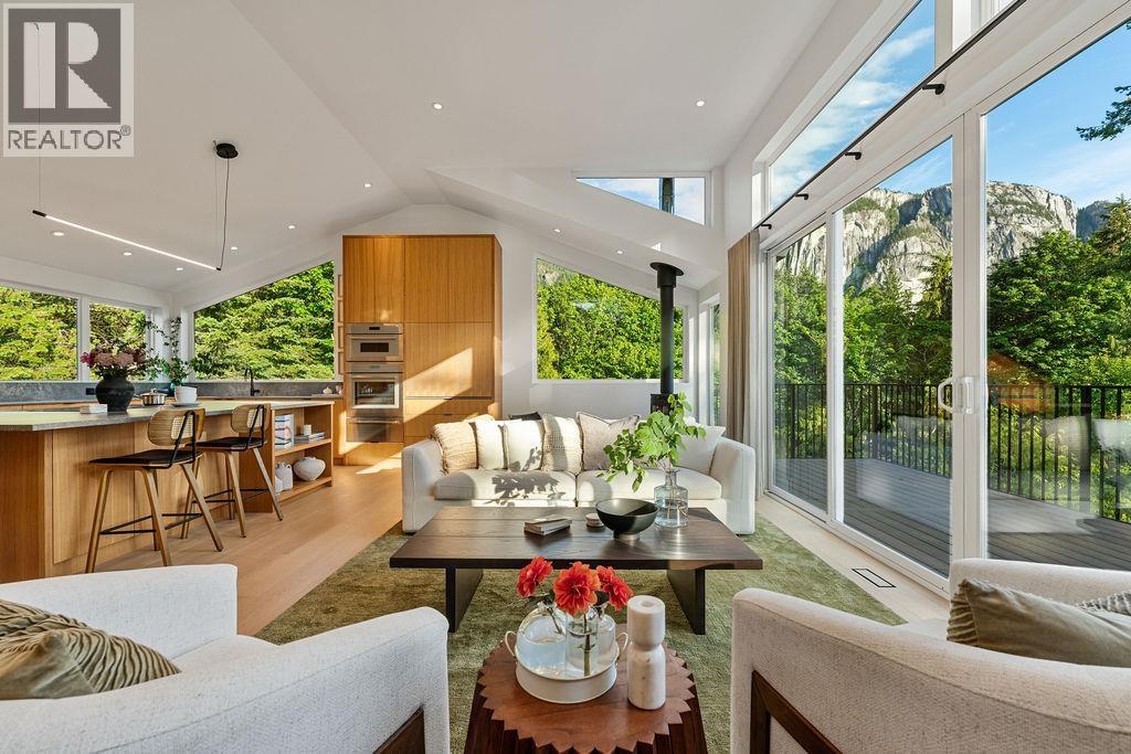 38243 Vista Crescent, Squamish, British Columbia  V8B 0B1 - Photo 13 - R3056277