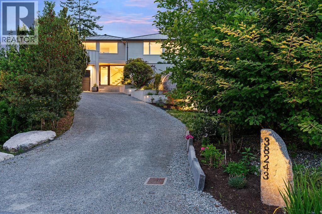 38243 Vista Crescent, Squamish, British Columbia  V8B 0B1 - Photo 3 - R3056277