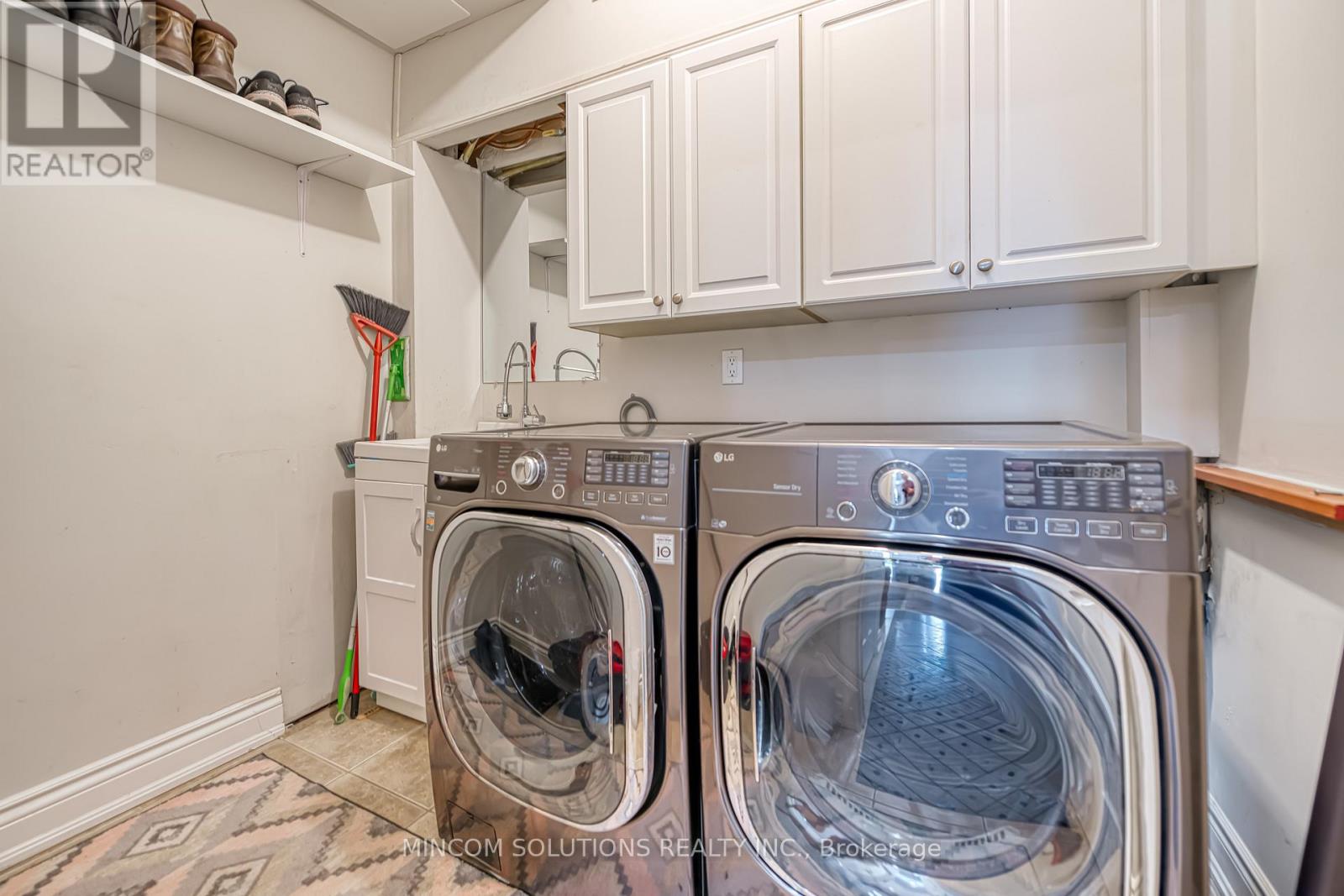 194 Lakeshore Road W, Mississauga, Ontario  L5H 1G6 - Photo 7 - W12420611