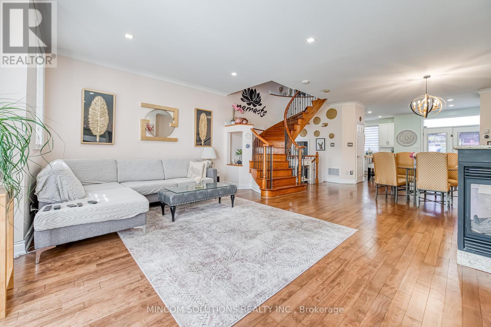 194 Lakeshore Road W, Mississauga, Ontario  L5H 1G6 - Photo 9 - W12420611
