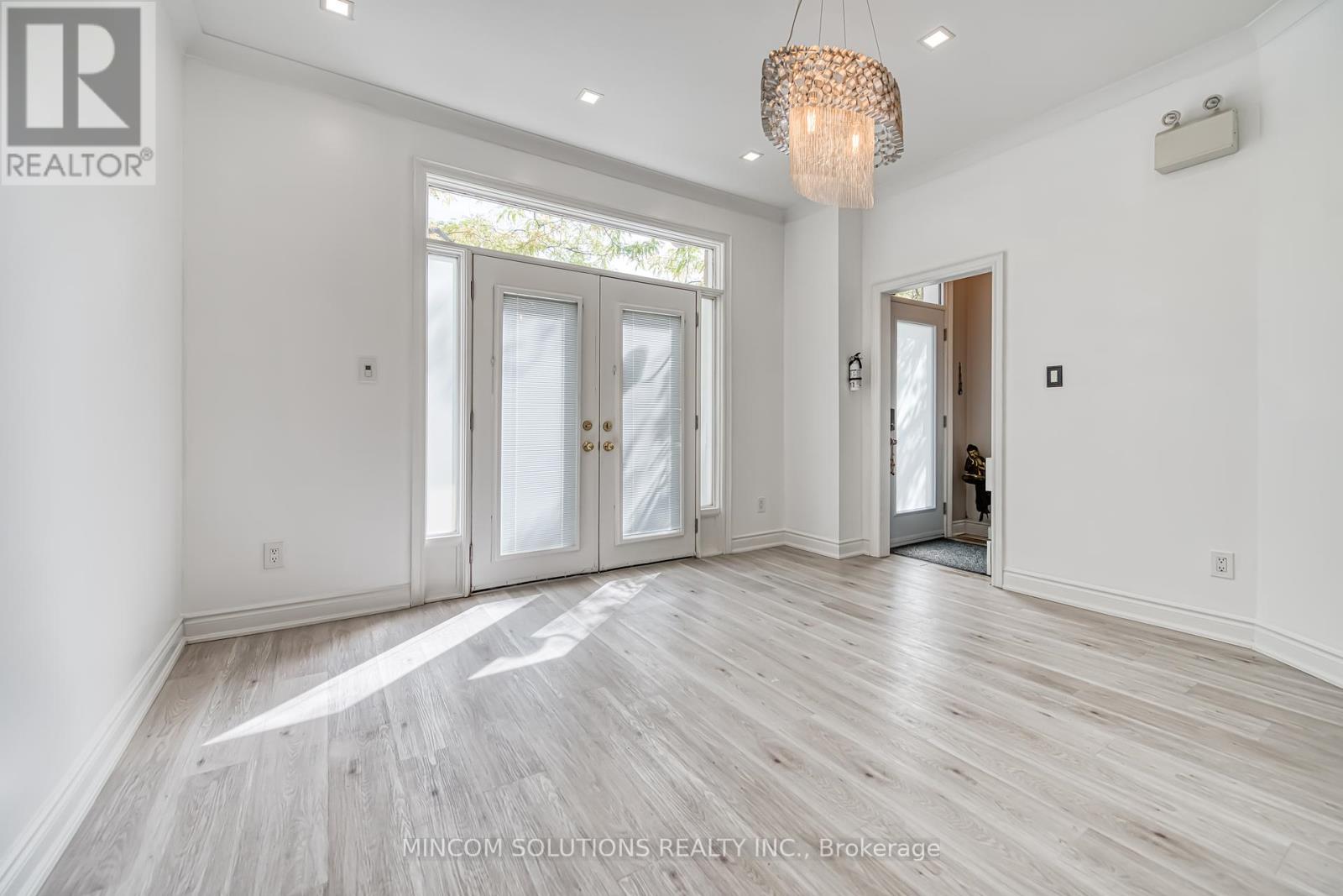 194 Lakeshore Road W, Mississauga, Ontario  L5H 1G6 - Photo 4 - W12420611