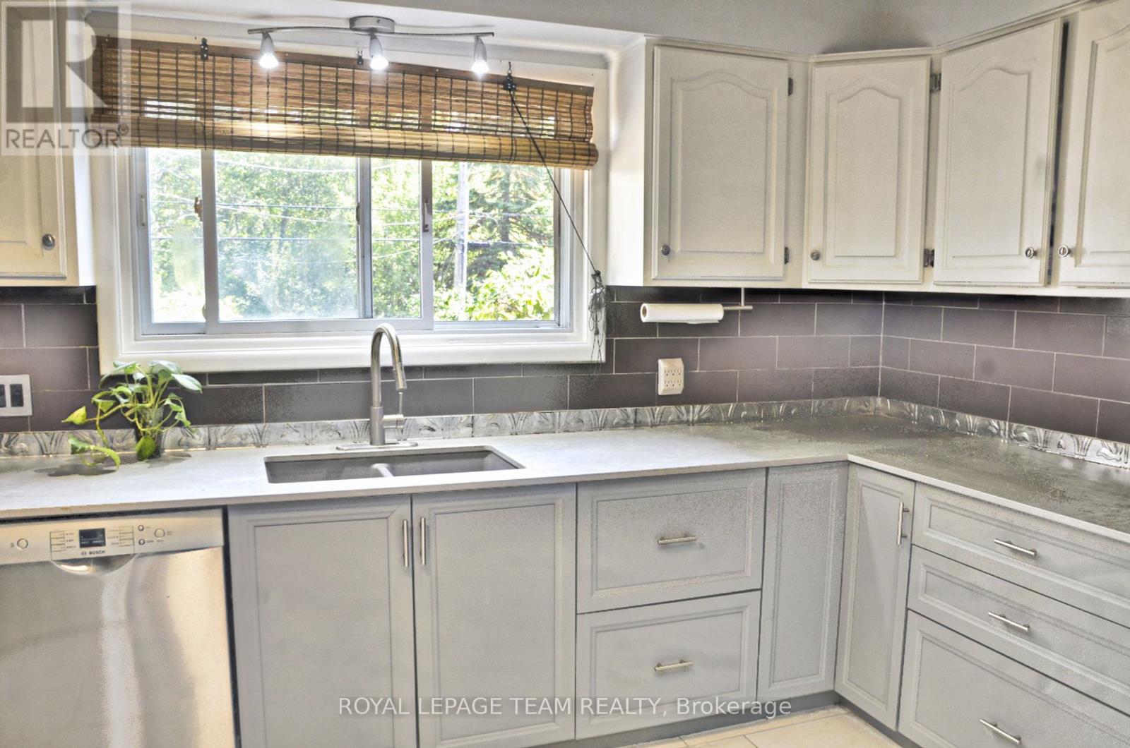 209 Reynolds Drive E, Brockville, Ontario  K6V 1X8 - Photo 12 - X12450187