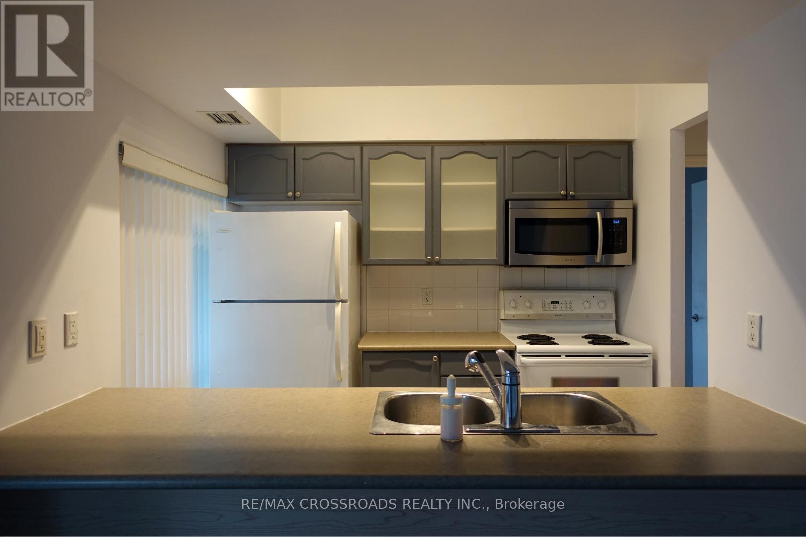 205 - 410 Queens Quay W, Toronto, Ontario  M5V 3T1 - Photo 5 - C12450269
