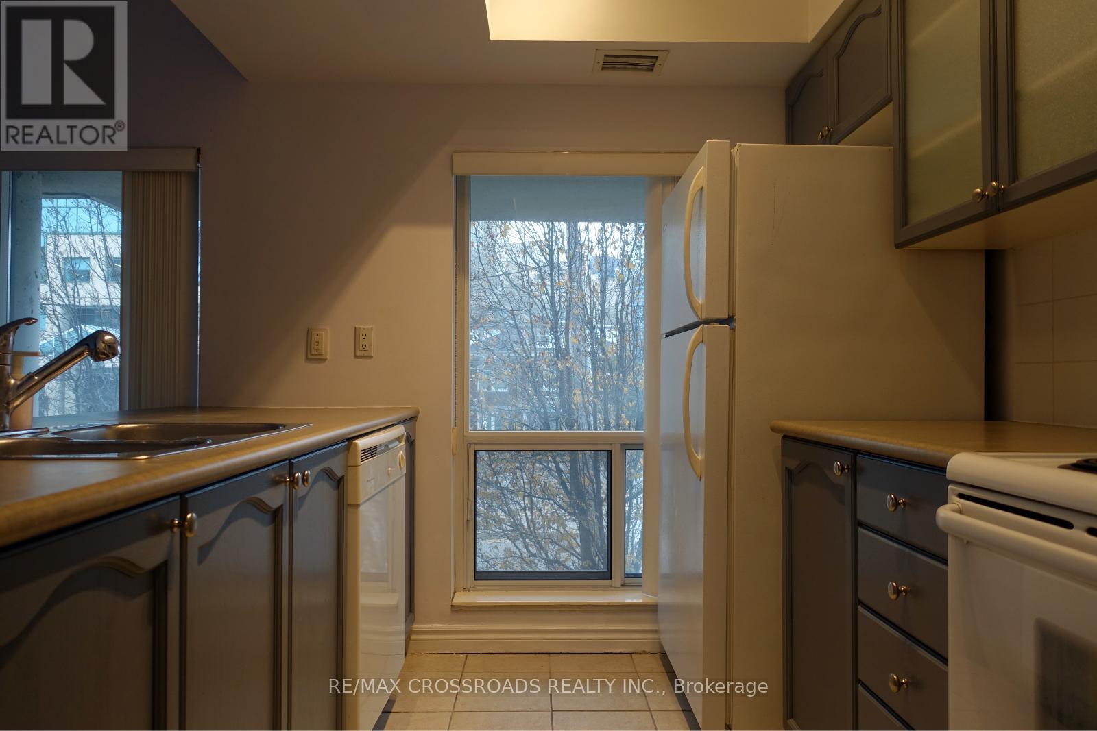 205 - 410 Queens Quay W, Toronto, Ontario  M5V 3T1 - Photo 7 - C12450269
