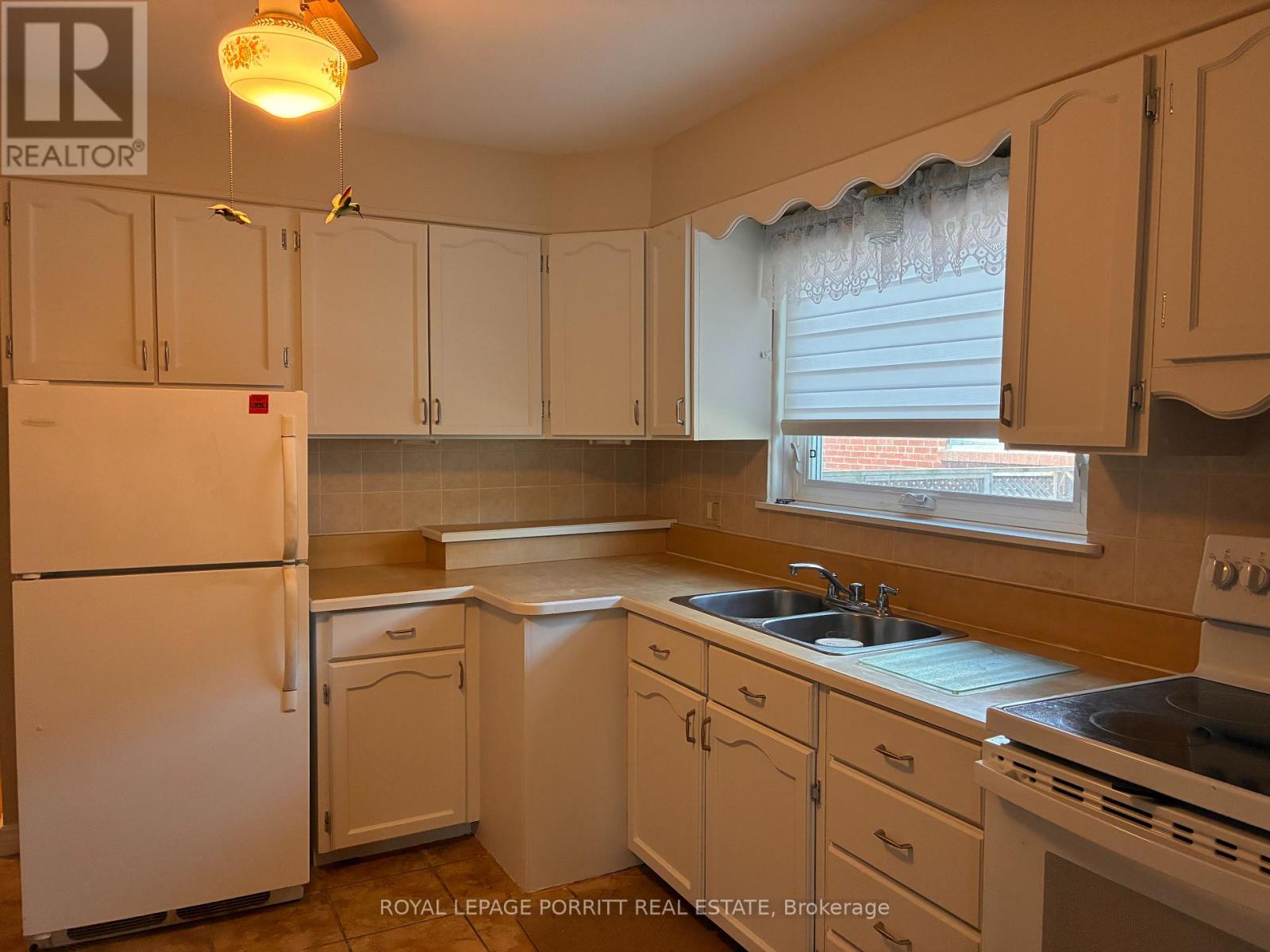 3628 Anniversary Road, Mississauga (Erindale), Ontario  L5C 2G1 - Photo 2 - W12450273