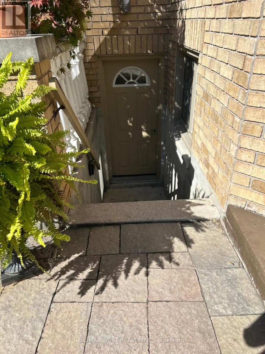 Bsmt - 1112 Hawthorne Court, Mississauga, Ontario  L5C 4H5 - Photo 2 - W12450316