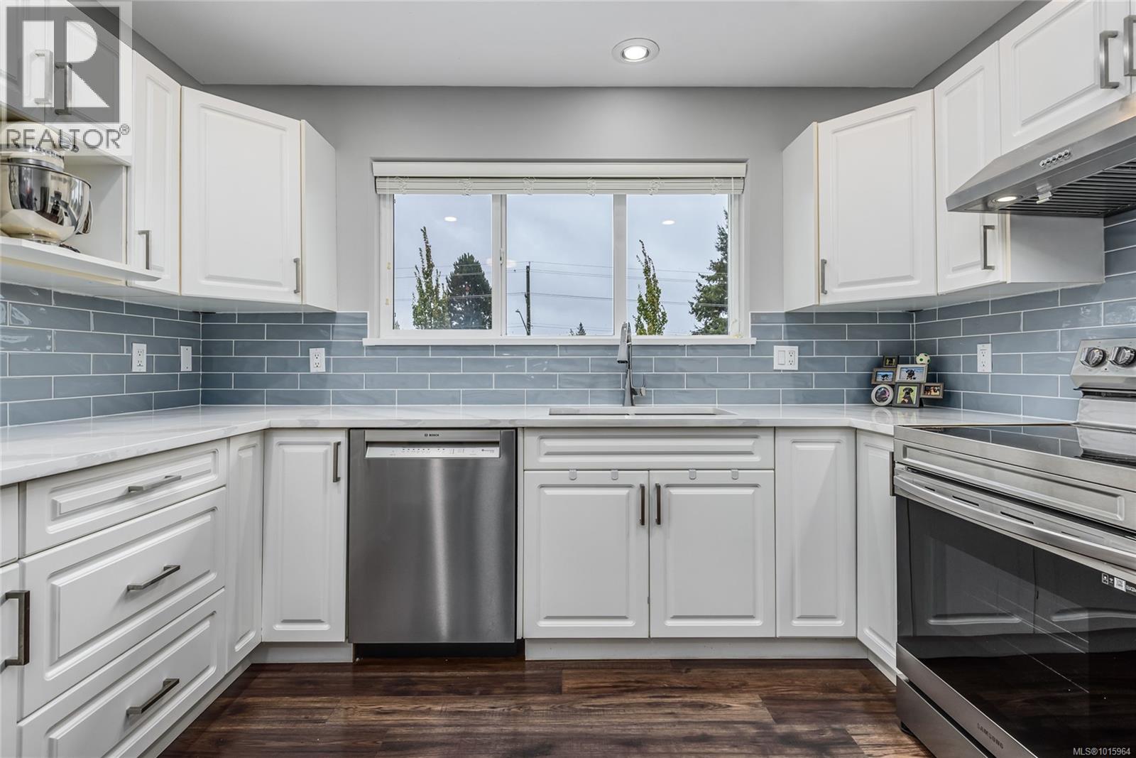 890 Waddington Cres, Courtenay, British Columbia  V9N 9H7 - Photo 2 - 1015964
