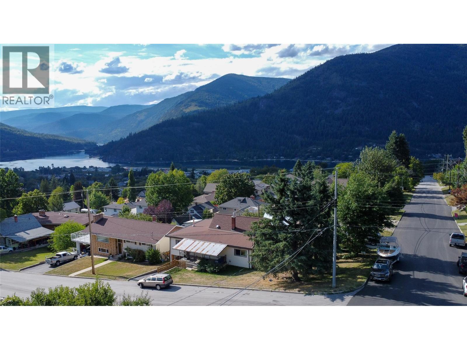 1324 Cedar Street, Nelson, British Columbia  V1L 2E8 - Photo 2 - 10359200