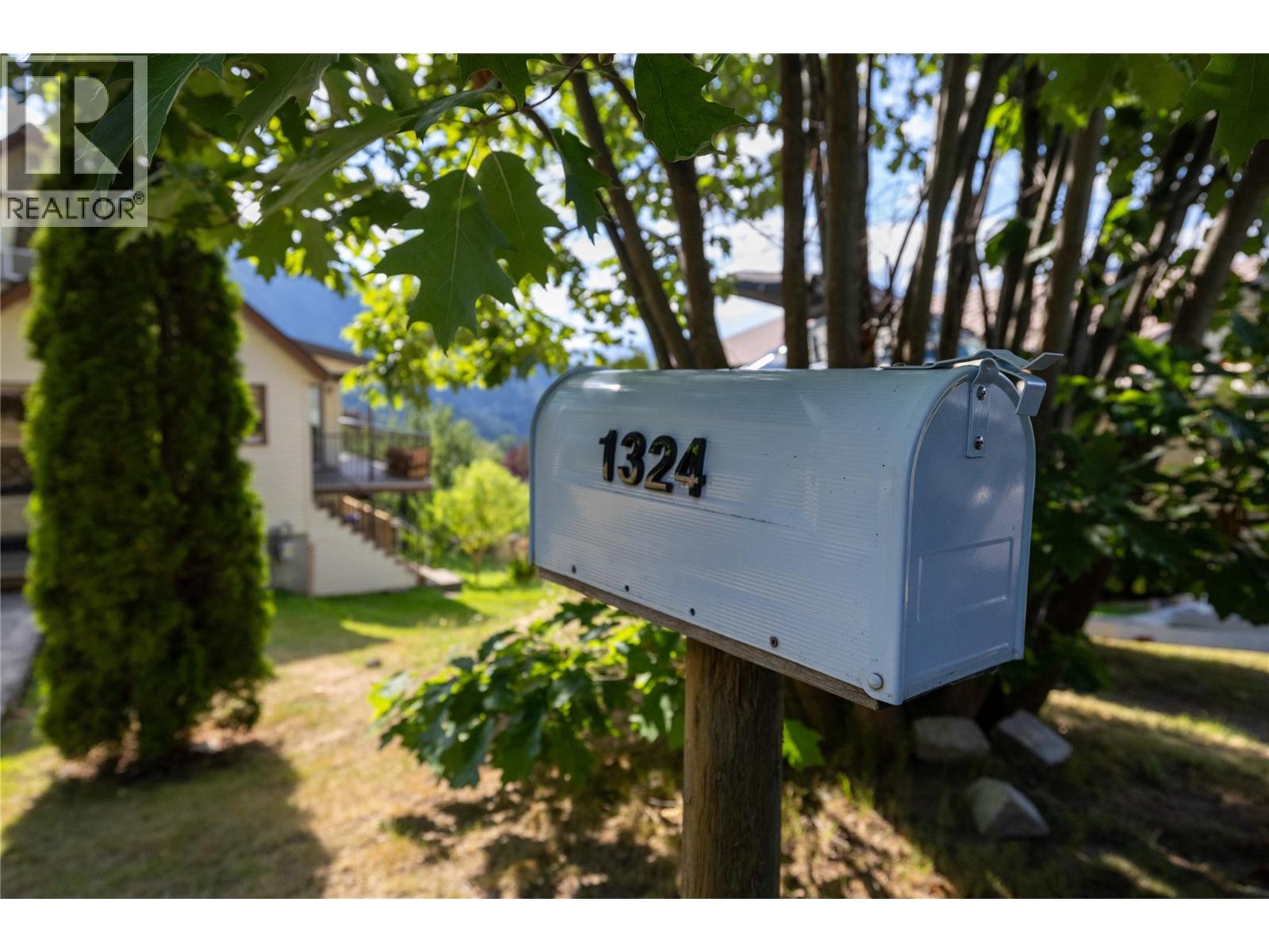 1324 Cedar Street, Nelson, British Columbia  V1L 2E8 - Photo 4 - 10359200