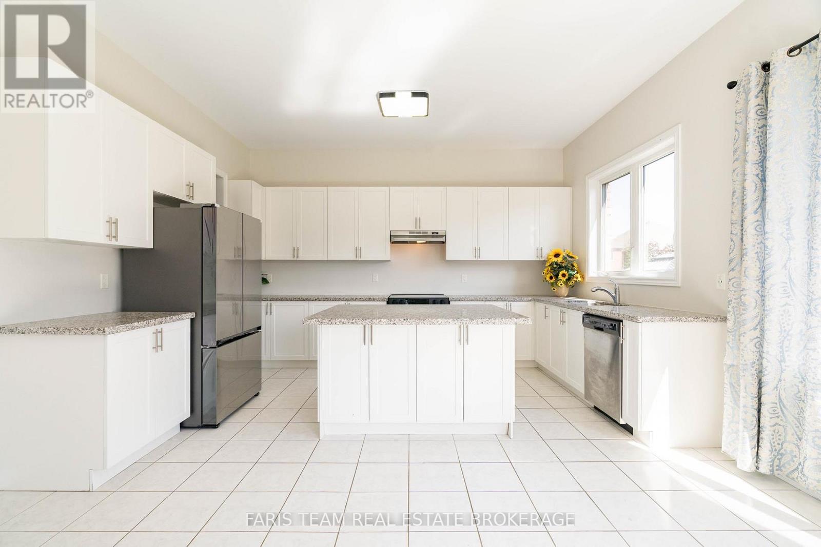 1547 Mcroberts Crescent, Innisfil, Ontario  L9S 0J9 - Photo 8 - N12450367