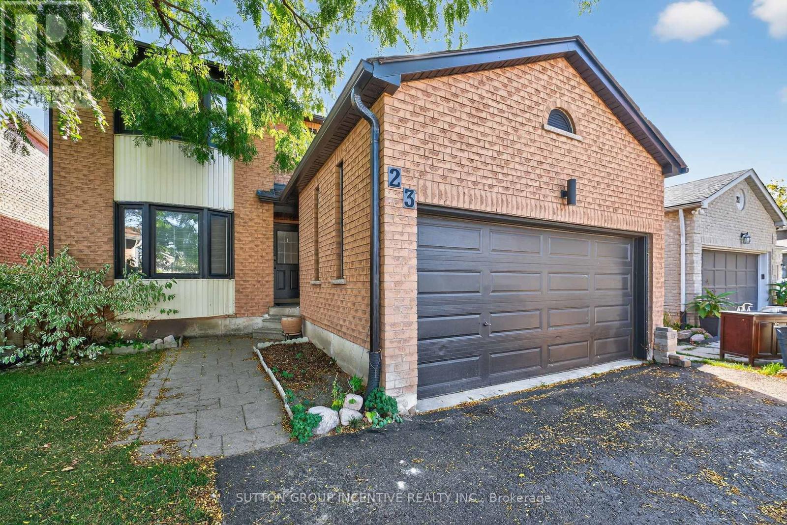 23 Blair Crescent, Barrie, Ontario  L4M 5Y7 - Photo 2 - S12450360