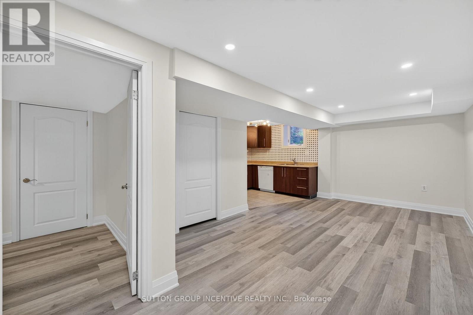23 Blair Crescent, Barrie, Ontario  L4M 5Y7 - Photo 3 - S12450360