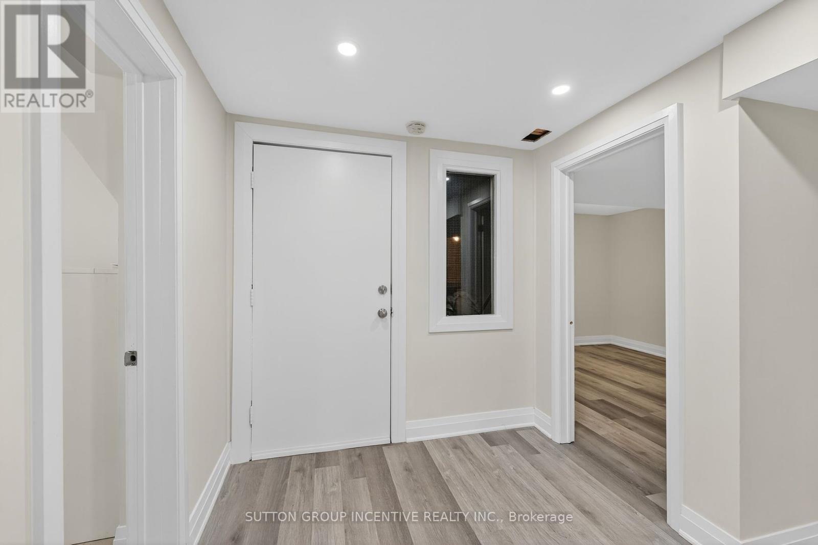 23 Blair Crescent, Barrie, Ontario  L4M 5Y7 - Photo 4 - S12450360
