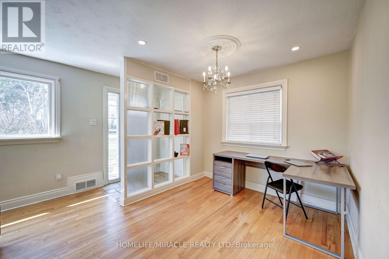 1235 Old River Road, Mississauga (Mineola), Ontario  L5G 3G2 - Photo 18 - W12450337